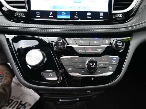 New 2026 Chrysler Pacifica Select image 8