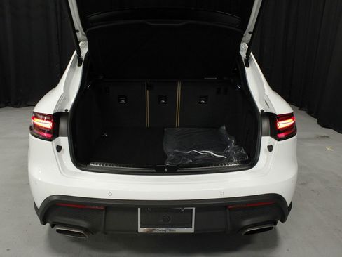 Certified 2025 Porsche Macan AWD/4WD image 16