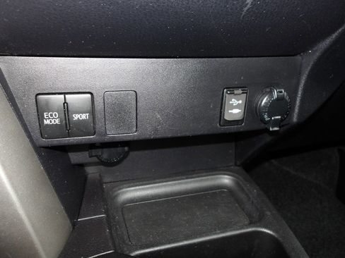 Used 2016 Toyota RAV4 LE AWD/4WD image 19