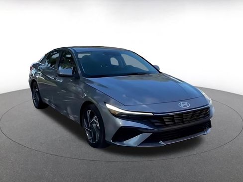 Used 2025 Hyundai Elantra SEL image 3