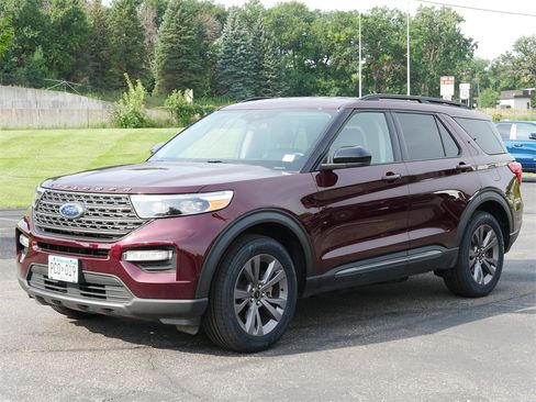 Used 2022 Ford Explorer XLT w/ Equipment Group 202A image 2