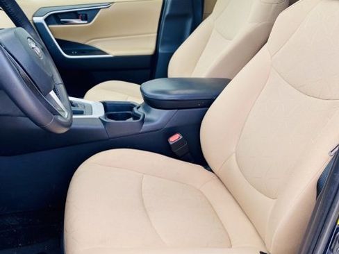 Used 2021 Toyota RAV4 XLE w/ Convenience Package image 10