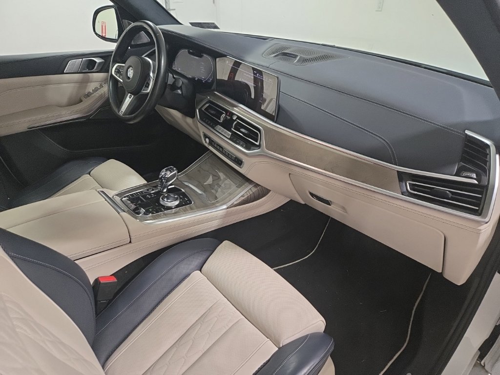 Used 2020 BMW X7 M50i w/ Dynamic Handling Package AWD/4WD image 28