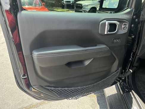 Used 2023 Jeep Wrangler Unlimited Sahara AWD/4WD image 12