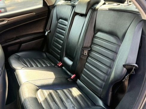 Used 2018 Ford Fusion SE w/ Fusion SE Technology Package FWD image 19
