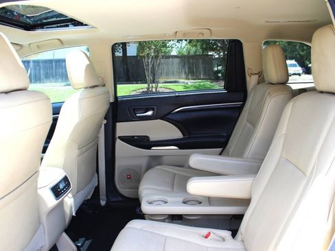 Used 2016 Toyota Highlander Limited FWD image 12