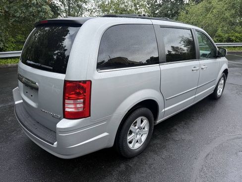 Used 2010 Chrysler Town & Country Touring FWD image 6