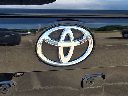 Used 2025 Toyota RAV4 XLE AWD/4WD image 29