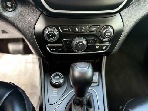 Used 2019 Jeep Cherokee Latitude Plus w/ Cold Weather Group image 21