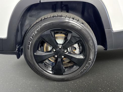 Used 2018 Jeep Cherokee Latitude w/ Altitude Package image 28