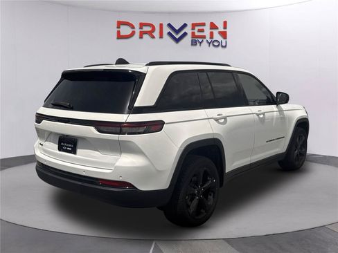 Used 2023 Jeep Grand Cherokee Altitude AWD/4WD image 4
