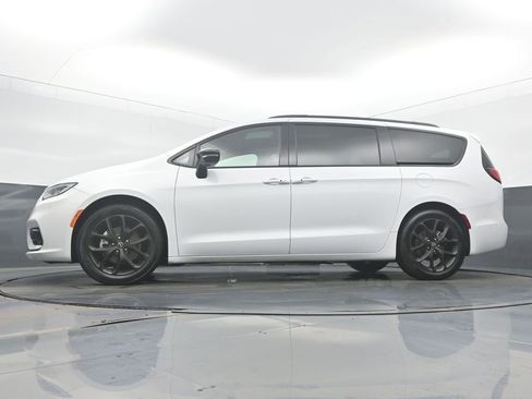 Used 2025 Chrysler Pacifica Limited image 47
