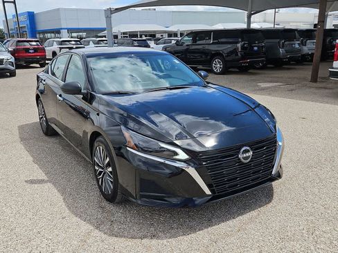 Used 2025 Nissan Altima 2.5 SV FWD image 2