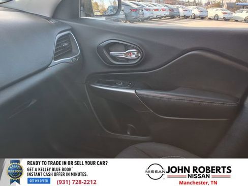 Used 2020 Jeep Cherokee Latitude w/ Mopar Interior Package image 8