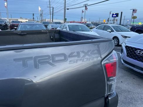 Used 2018 Toyota Tacoma SR w/ SR Convenience Package image 6