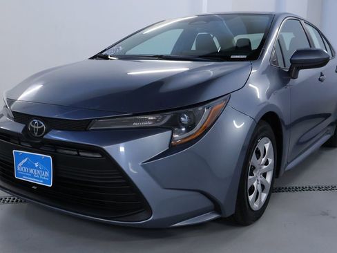 Used 2023 Toyota Corolla LE image 3