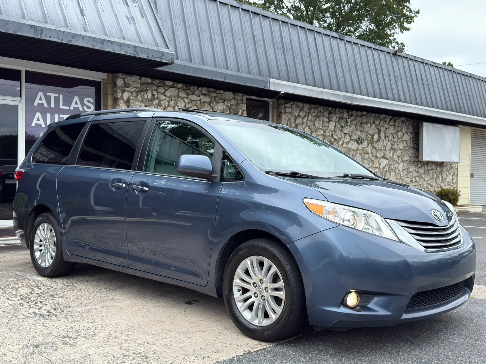 Used 2017 Toyota Sienna XLE Premium FWD image 4