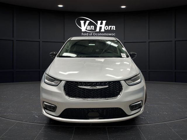 Used 2024 Chrysler Pacifica Touring-L FWD image 2