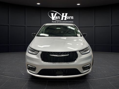 Used 2024 Chrysler Pacifica Touring-L FWD image 2