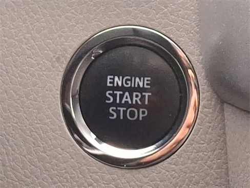 Used 2019 Toyota Highlander XLE image 18