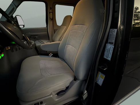 Used 2006 Ford E-150 and Econoline 150 XL Van 3D image 21