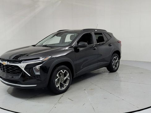 Used 2024 Chevrolet Trax LT w/ Driver Confidence Package FWD image 1