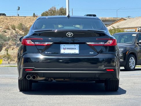 Used 2025 Toyota Camry SE FWD image 4