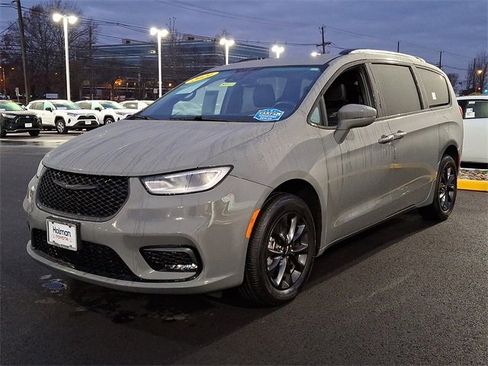 Used 2021 Chrysler Pacifica Touring-L w/ Uconnect Theater Family Group image 4