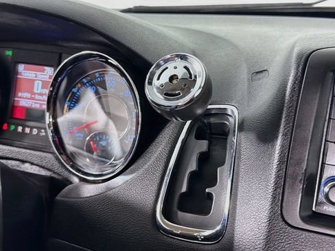 Used 2016 Chrysler Town & Country Touring FWD image 16