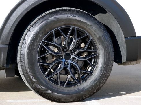 Used 2020 Ford Explorer XLT image 26