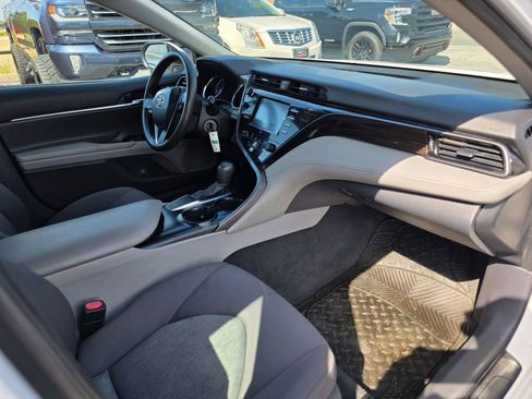 Used 2020 Toyota Camry LE FWD image 11
