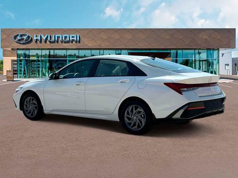 New 2025 Hyundai Elantra Hybrid FWD image 3