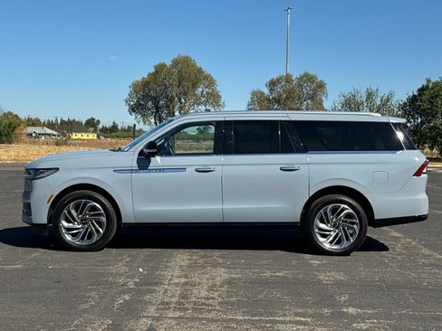 Used 2025 Lincoln Navigator L Reserve AWD/4WD image 7