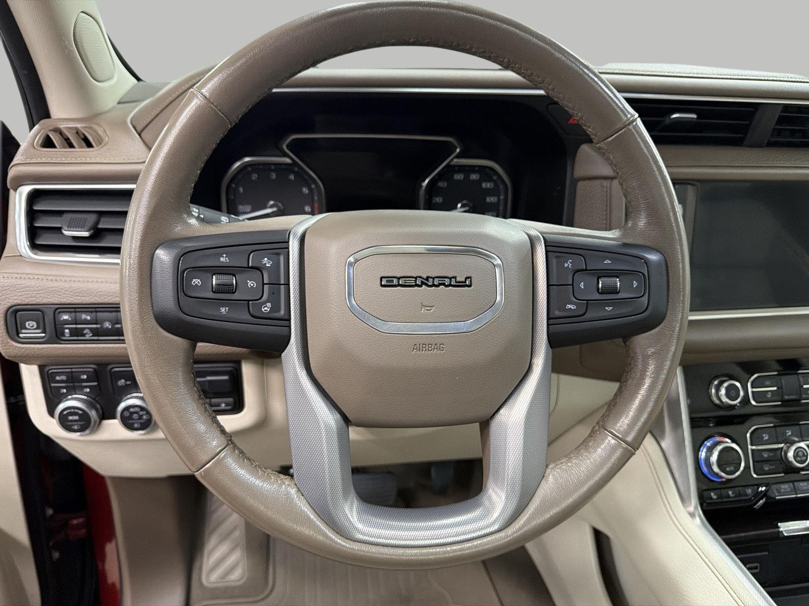 Used 2021 GMC Yukon XL Denali w/ Denali Premium Package AWD/4WD image 25