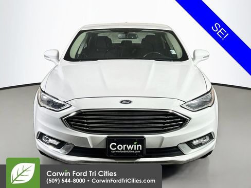 Used 2017 Ford Fusion SE w/ Fusion SE Technology Package FWD image 4