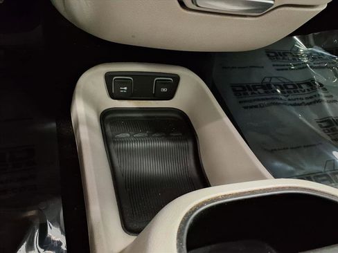 Used 2021 Chrysler Pacifica Touring-L w/ Uconnect Theater Family Group image 22