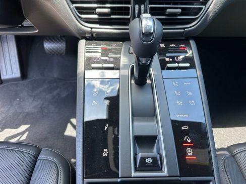 Certified 2025 Porsche Macan Turbo image 23
