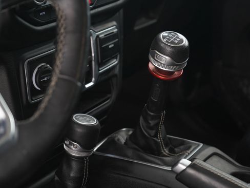 Used 2018 Jeep Wrangler Unlimited Sahara w/ Uconnect 4C Nav & Sound Group image 26