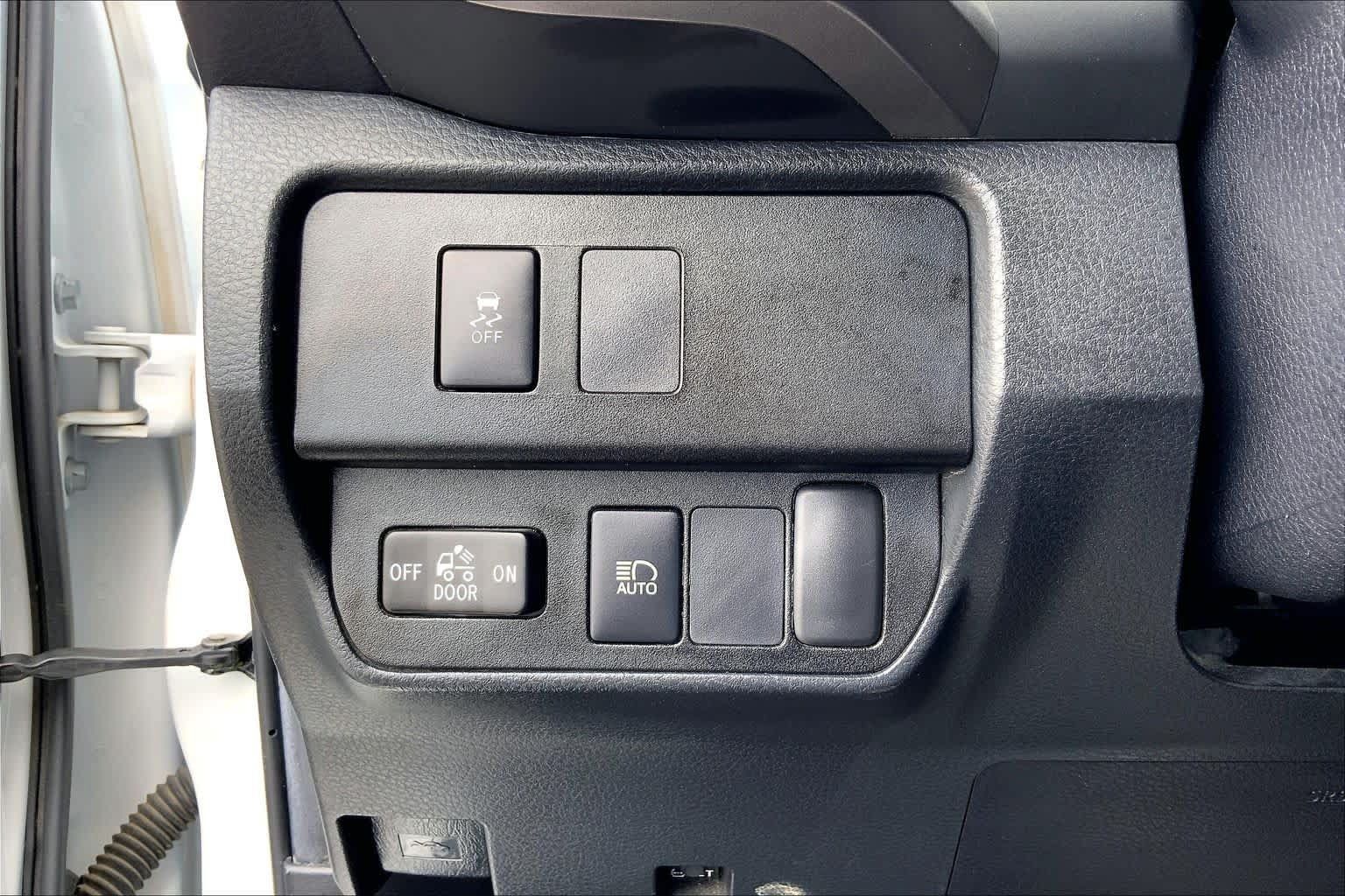 Used 2022 Toyota Tacoma SR5 AWD/4WD image 33