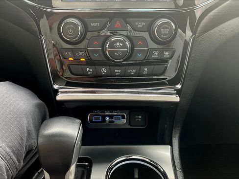 Used 2021 Jeep Grand Cherokee Laredo X image 34