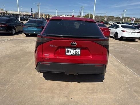 Used 2025 Toyota bZ4X XLE w/ Weather Package image 7