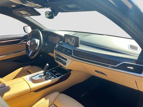 Used 2022 BMW 750i xDrive w/ Executive Package image 31