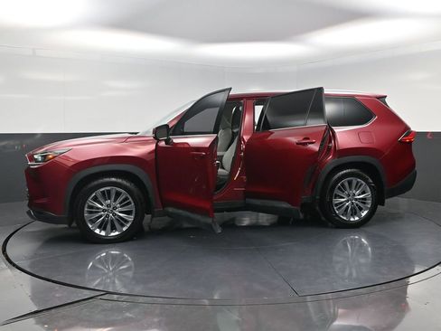 Used 2024 Toyota Grand Highlander AWD image 3