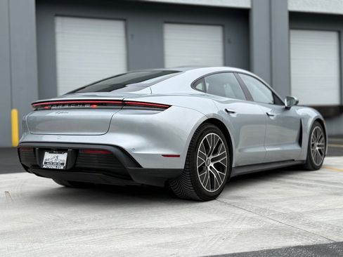 Used 2021 Porsche Taycan image 3