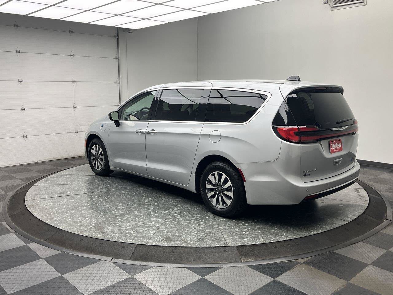 Used 2024 Chrysler Pacifica Limited FWD image 2