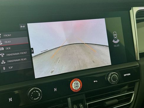 Certified 2025 Porsche Macan AWD/4WD image 17