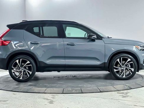 Used 2021 Volvo XC40 T4 R-Design w/ Climate Package image 8