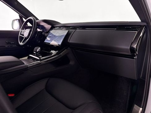 Used 2024 Land Rover Range Rover Sport SE image 13