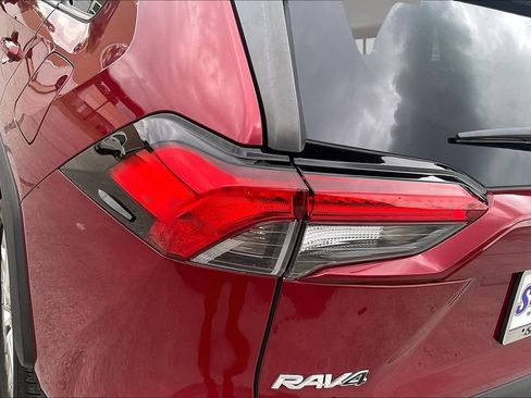 Used 2020 Toyota RAV4 XLE Premium FWD image 23