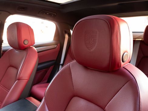 Certified 2023 Porsche Cayenne Platinum Edition image 23